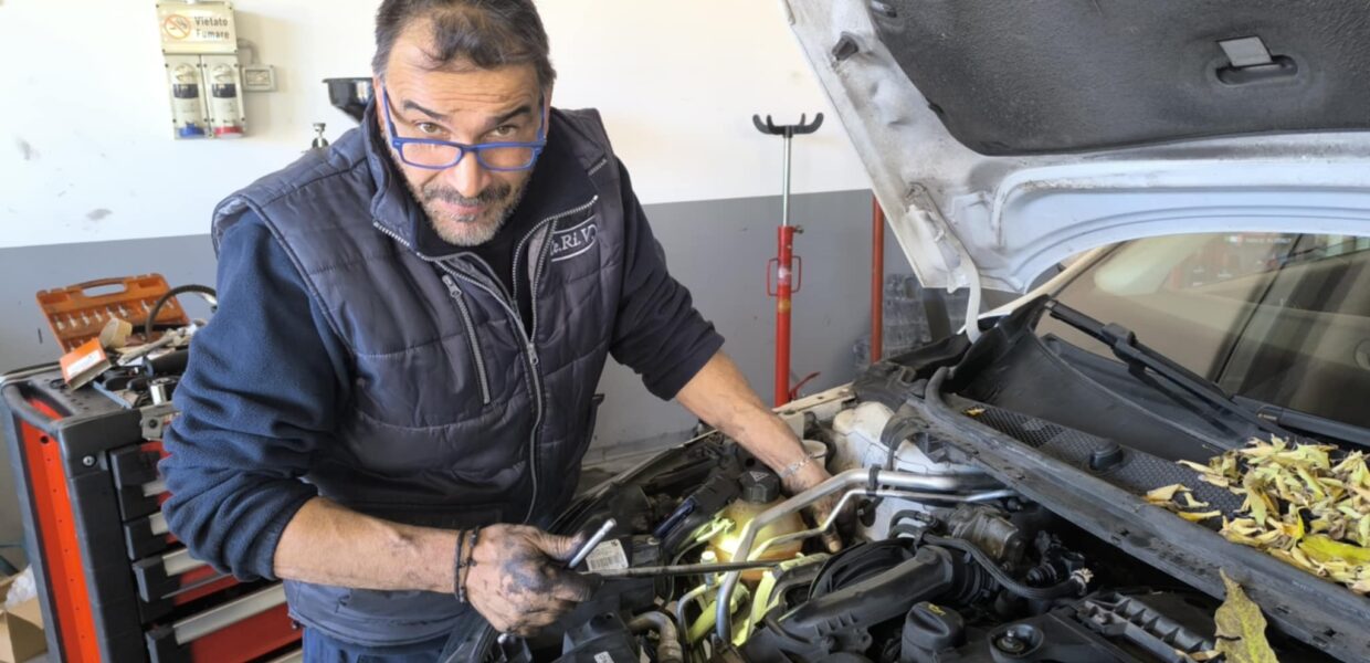 meccanico al lavoro ceriv